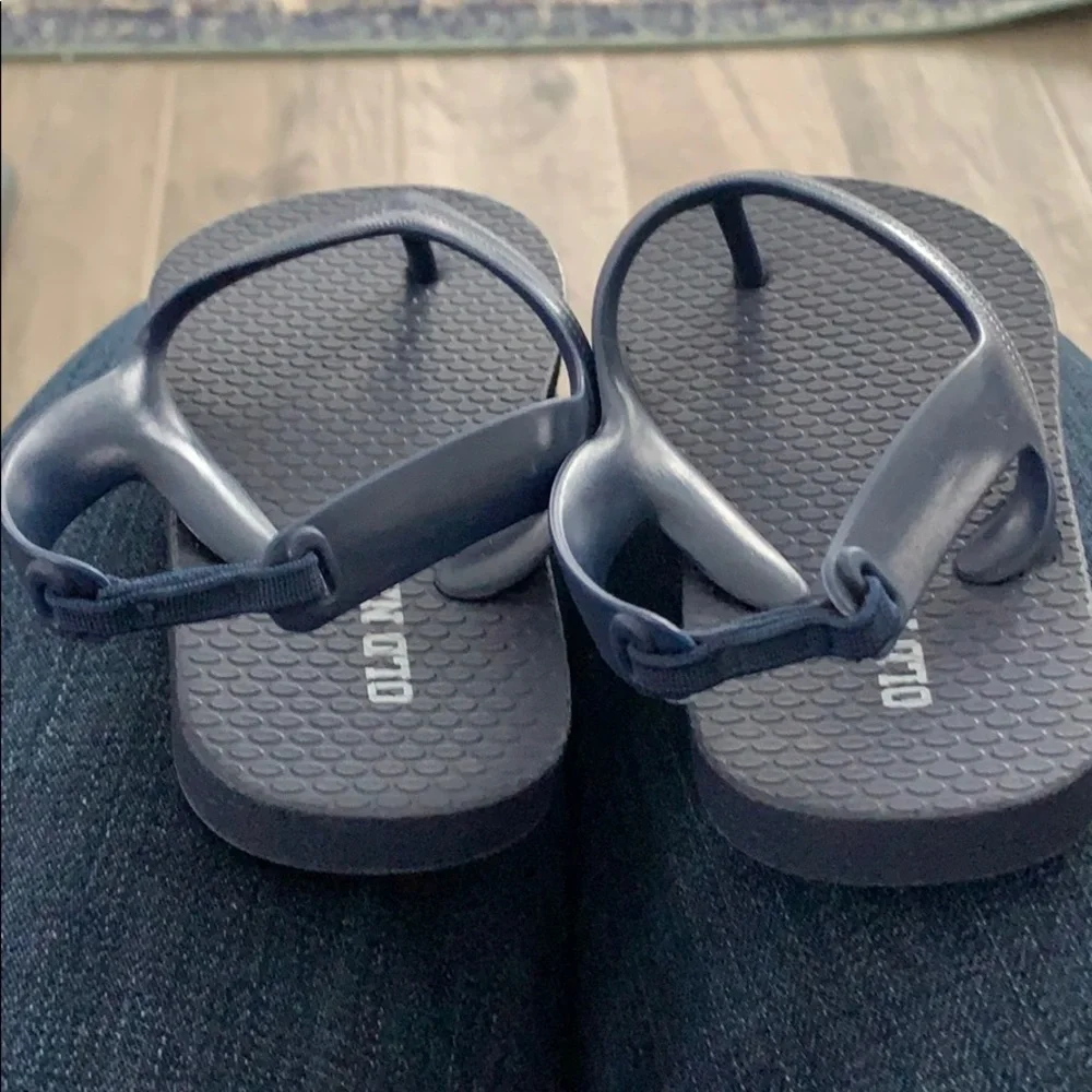 Bundle of 2 pairs Old Navy infant flip flops, sz 6